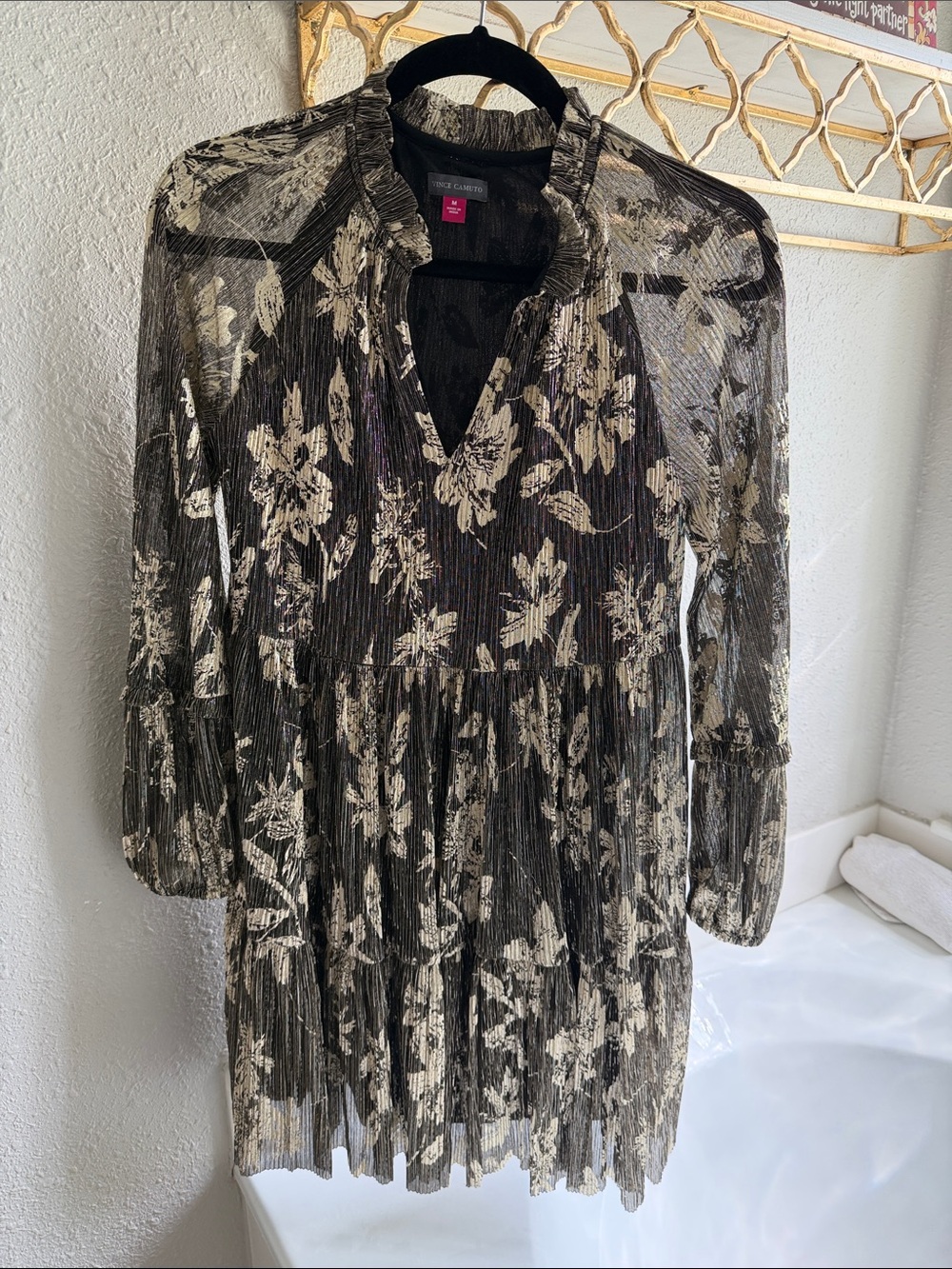 Vince Camuto Womens Black Gold Floral Foil Split Neck Ruffle